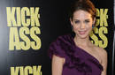 Lyndsy Fonseca espera sentada el rodaje de Kick-Ass 2