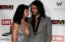 Katy Perry no puede estar alejada de Russell Brand