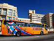Autobús holandés pasa frente al hotel poco antes de salida de Brasil