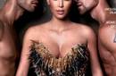 Kim Kardashian posa entre dos hombres desnudos