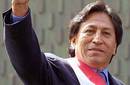 Alejandro Toledo recibió numerosas muestras de afecto cuando fue a votar