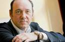 Kevin Spacey es condecorado por la reina Isabel II por su contribución al teatro