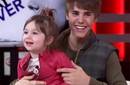 Vídeo: Justin Bieber presenta a su hermanita Jazmyn en el programa 'Etalk'