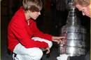 Justin Bieber carga la copa Stanley
