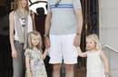 Príncipe Felipe es recibido por su esposa y sus hijas en Palma de Mallorca