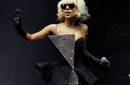 Lady Gaga se decidió por Armani para que diseñen su vestuario