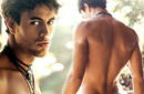 Enrique Iglesias se desnuda fácil