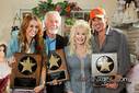 Miley Cyrus y su padre junto a Dolly Parton