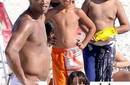 Ronaldinho exhibe su pobre estado de forma en las playas brasileñas
