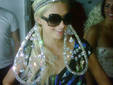 Paris Hilton usa accesorios al estilo Lady Gaga