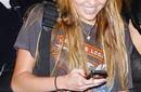 Vídeo: Miley Cyrus es perseguida por los paparazzis en el aeropuerto de LAX