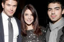 Ashley Greene presenta a Joe Jonas y Kellan Luz