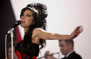 Amy Winehouse compartió noche de copas con padre de Russell Brand