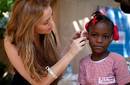 Fotos: Miley Cyrus ayuda a niños sordos en Haití
