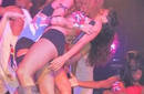 Miley Cyrus repite polémico beso con una mujer