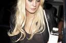 Lindsay Lohan dejó ver sus pechos usando blusa transparente