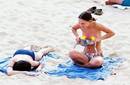 Foto: Natalie Portman toma sol en Topless