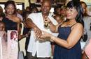 Padres de Rihanna promocionan perfume en Barbados