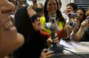 Vídeo: Cindy Lauper canta en aeropuerto argentino por demora en vuelos