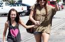 Fotos: Miley Cyrus sale a pasear con su hermana Noah