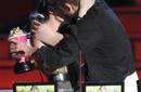 Robert Pattinson y Kristen Stewart simularon un beso en los MTV Movie Awards