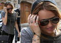 Miley Cyrus luce tatuaje de amor en el dedo