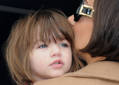 Suri Cruise duerme en los brazos de su madre