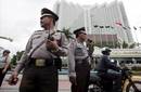 Extremistas musulmanes queman y saquean dos iglesias cristianas en Indonesia
