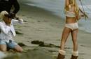 Lindsay Lohan esconde su brazalete usando botas