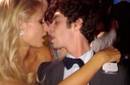 Paris Hilton publica una foto en su Twitter besando a un actor