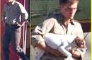 Robert Pattinson carga un perro en las grabaciones de Water For Elephants