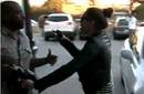 Vídeo: Miley Cyrus agrede verbalmente a paparazzi que empujó a su mamá