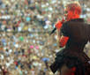 Pink muestra piernas al cantar tema de Adam Lambert
