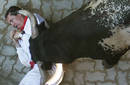 Los mozos corren el largo y peligroso encierro de toros