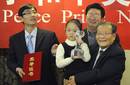 Una niña recibe el 'Nobel' alterno de la Paz que entregó el gobierno chino