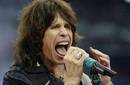 Steven Tyler, de Aerosmith, se luce en centros comerciales y karaokes