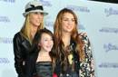 Miley Cyrus en familia al estreno de película de Justin Bieber