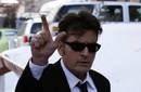 Fanáticos le piden trabajo a Charlie Sheen