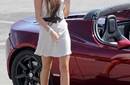 Miley Cyrus posa en un auto de 129 mil dólares