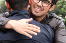 Joe Jonas abraza a sus fans en California