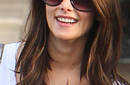 Ashley Greene captada con falda muy corta