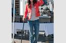 Courteney Cox camina con bastón de ancianos
