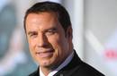 John Travolta coquetea con camarero frente a su esposa