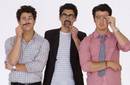 Los Jonas Brothers usan bigote para la revista Tiger Beat