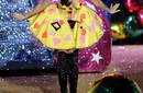 Katy Perry pone la nota de color en el desfile de Victoria's Secret