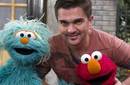 Juanes le enseña español a Elmo de 'Plaza Sésamo'
