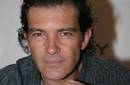 Antonio Banderas entregó becas gracias a la fundación Lágrimas y Favores