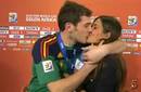 El beso de Iker Casillas a Sara Carbonero: El Beso de la Copa del Mundo