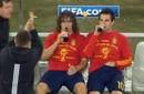 Puyol y Fábregas toman una cerveza después del triunfo de España en el Mundial