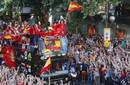 La selección de España paseó la copa del mundo por las calles de Madrid